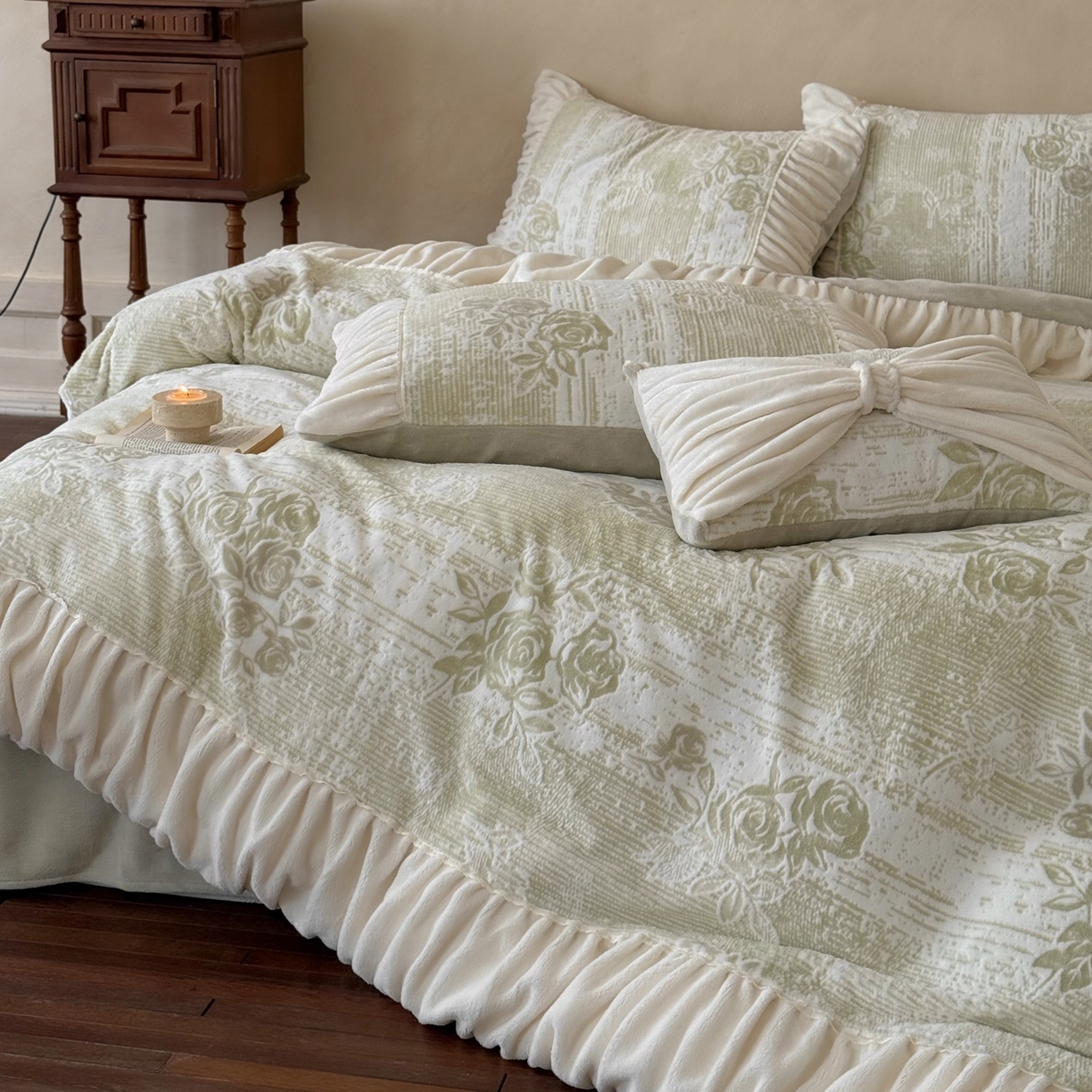 91家纺网 家纺一手货源 找家纺 凯儿家纺 2025新款全消光牛奶绒法式公主风花边工艺款四件套-蔷薇少女 蔷薇少女-绿