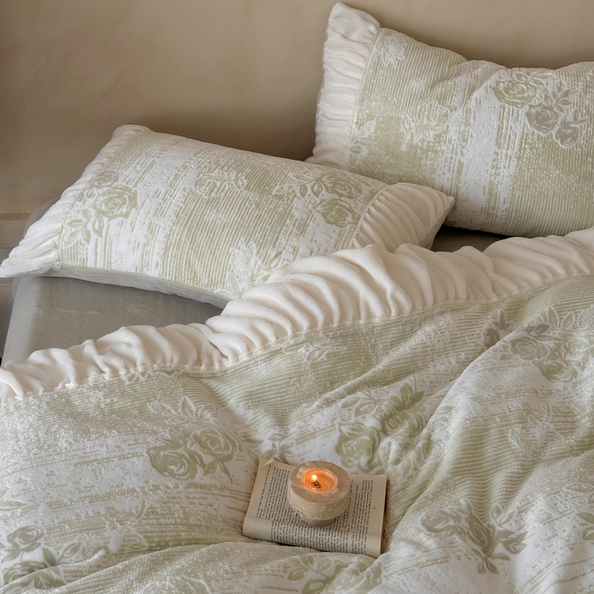 91家纺网 家纺一手货源 找家纺 凯儿家纺 2025新款全消光牛奶绒法式公主风花边工艺款四件套-蔷薇少女 蔷薇少女-绿