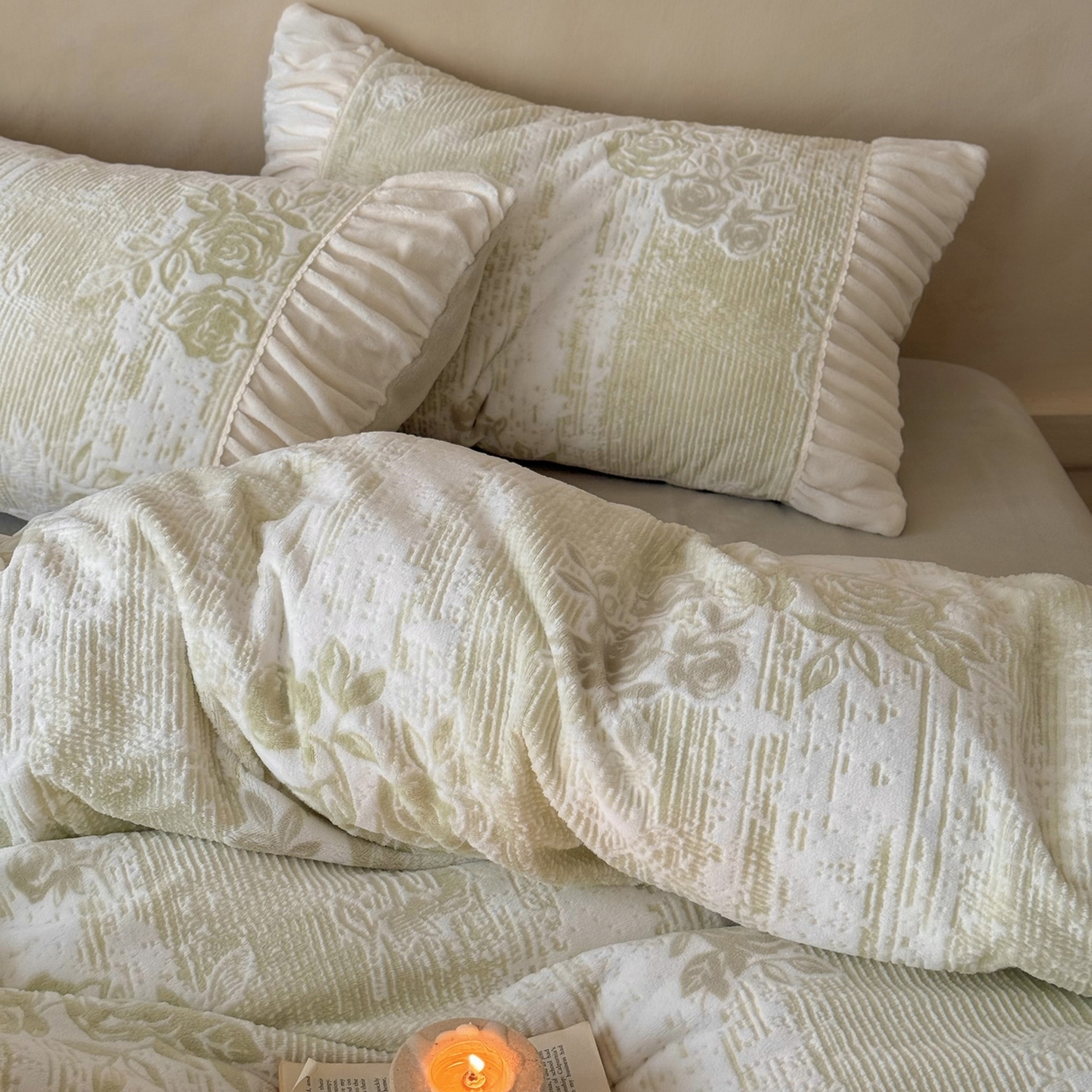 91家纺网 家纺一手货源 找家纺 凯儿家纺 2025新款全消光牛奶绒法式公主风花边工艺款四件套-蔷薇少女 蔷薇少女-绿