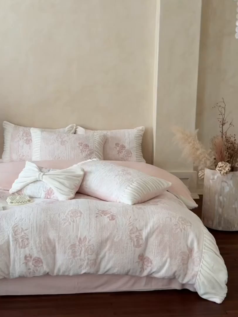 91家纺网 家纺一手货源 找家纺 凯儿家纺 2025新款全消光牛奶绒法式公主风花边工艺款四件套-蔷薇少女 蔷薇少女-粉