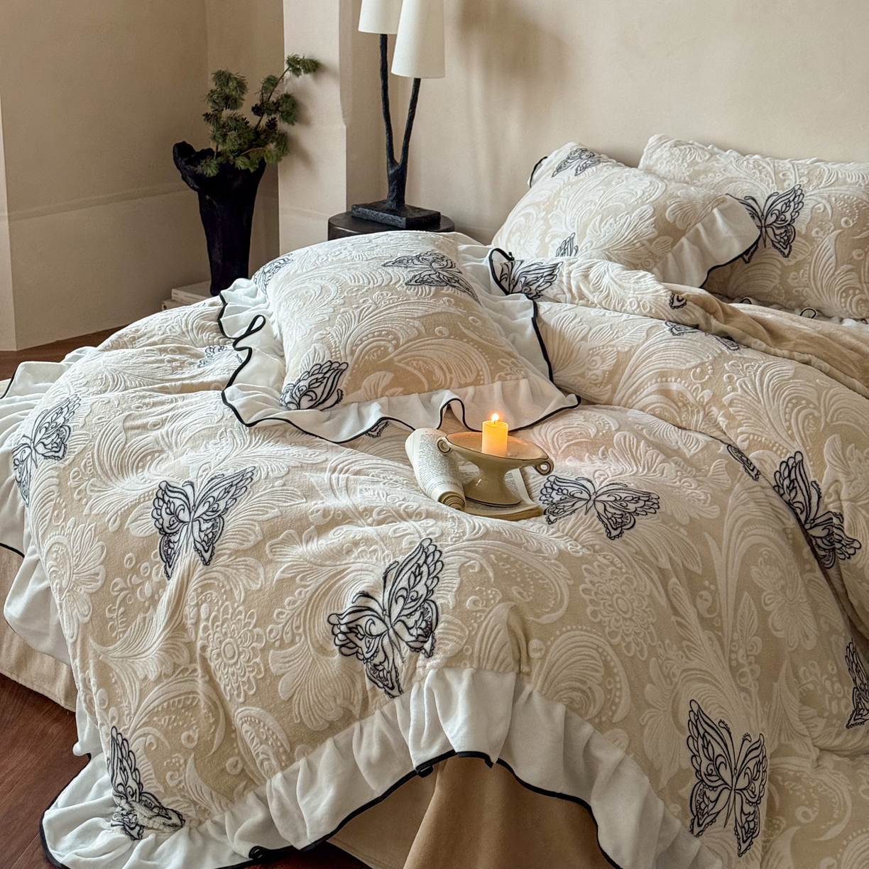 91家纺网 家纺一手货源 找家纺 （总）凯儿家纺 2025新款全消光牛奶绒法式公主风花边工艺款四件套-蝴蝶恋曲