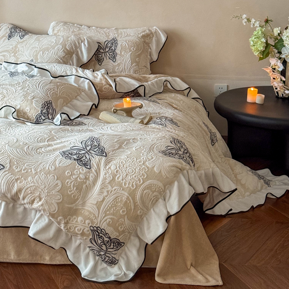 91家纺网 家纺一手货源 找家纺 （总）凯儿家纺 2025新款全消光牛奶绒法式公主风花边工艺款四件套-蝴蝶恋曲