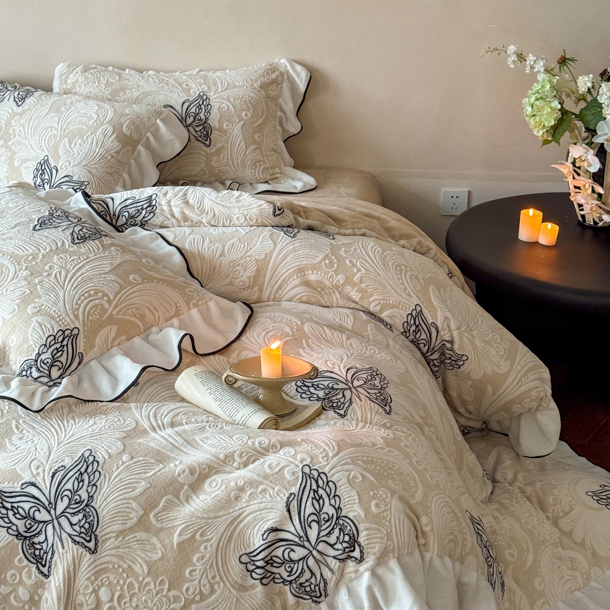 91家纺网 家纺一手货源 找家纺 （总）凯儿家纺 2025新款全消光牛奶绒法式公主风花边工艺款四件套-蝴蝶恋曲