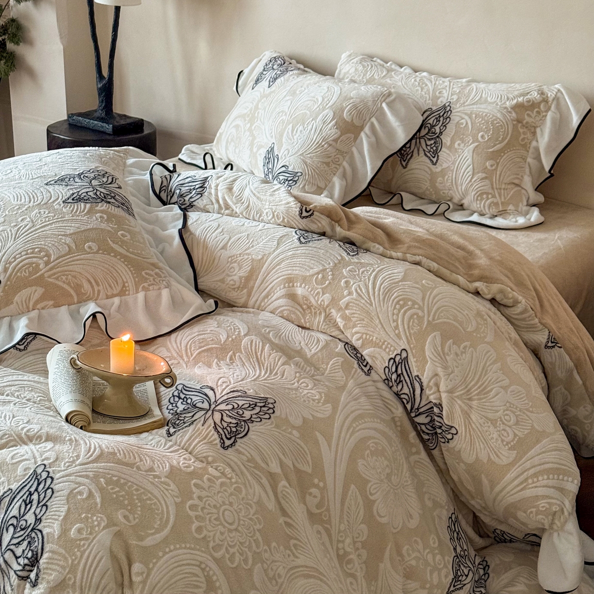 91家纺网 家纺一手货源 找家纺 （总）凯儿家纺 2025新款全消光牛奶绒法式公主风花边工艺款四件套-蝴蝶恋曲