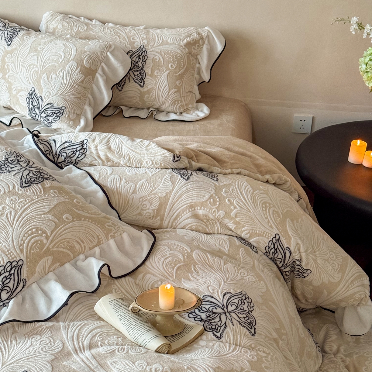 91家纺网 家纺一手货源 找家纺 （总）凯儿家纺 2025新款全消光牛奶绒法式公主风花边工艺款四件套-蝴蝶恋曲