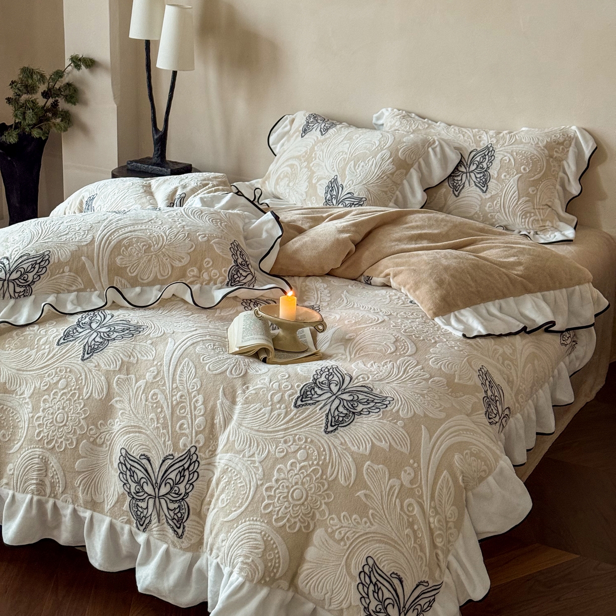 91家纺网 家纺一手货源 找家纺 （总）凯儿家纺 2025新款全消光牛奶绒法式公主风花边工艺款四件套-蝴蝶恋曲