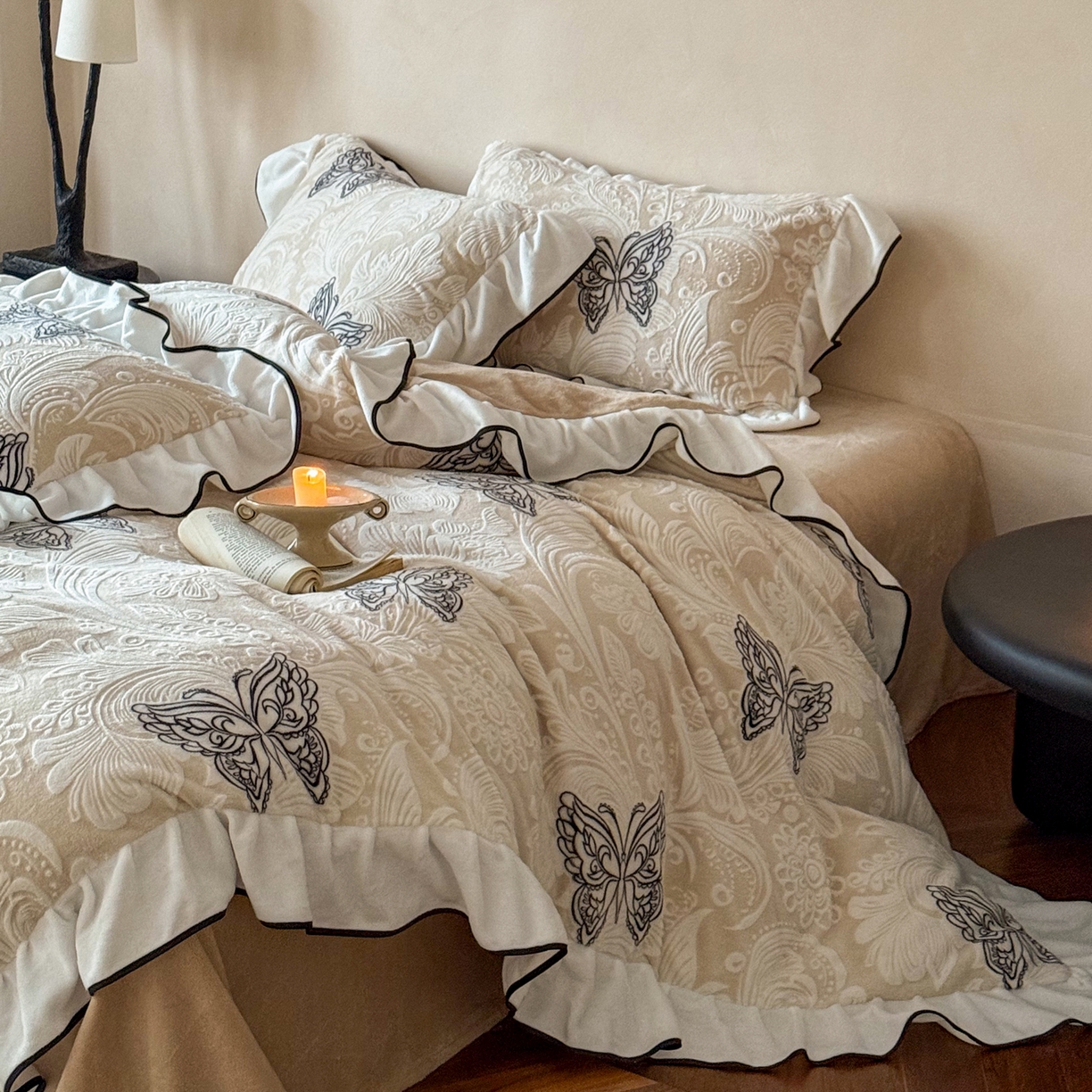 91家纺网 家纺一手货源 找家纺 （总）凯儿家纺 2025新款全消光牛奶绒法式公主风花边工艺款四件套-蝴蝶恋曲