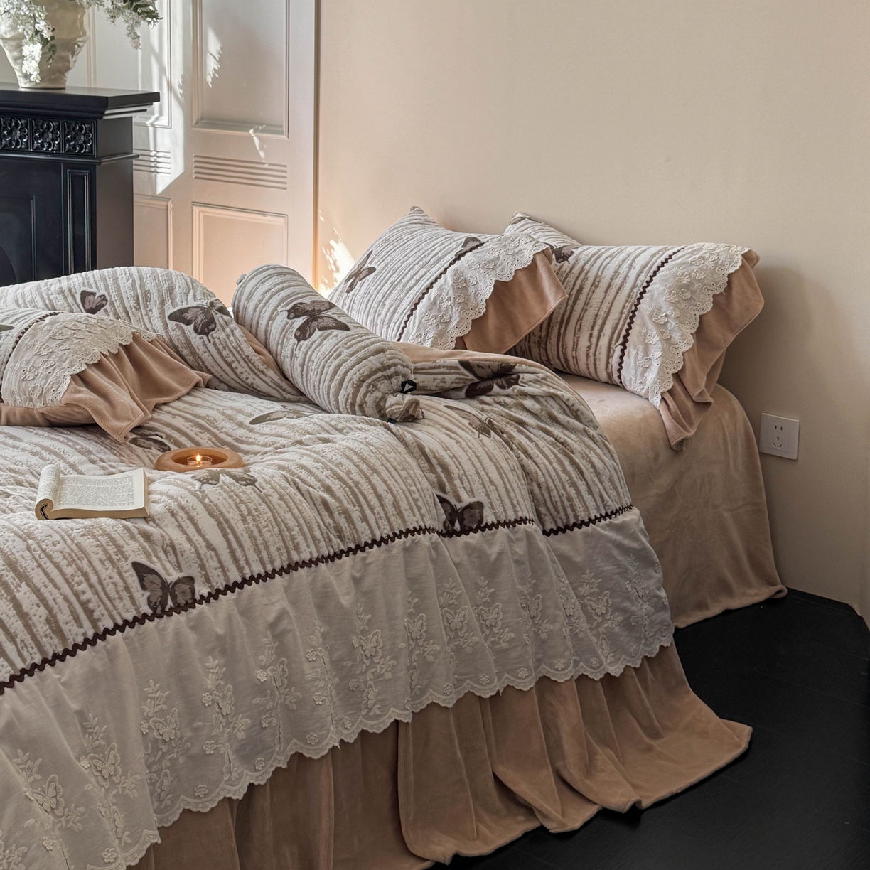 91家纺网 家纺一手货源 找家纺 （总）凯儿家纺 2025新款全消光牛奶绒法式公主风花边工艺款四件套-捕梦