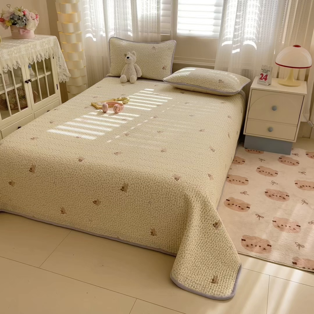 91家纺网 家纺一手货源 找家纺 雅萱家纺 2025新款全棉牛奶绒夹棉床盖系列 闹钟麦田(黄)