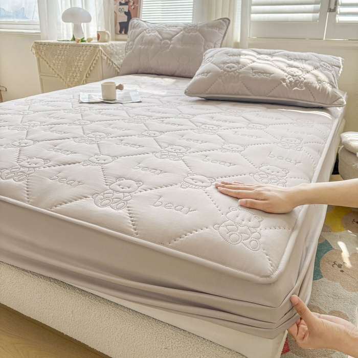 91家纺网 家纺一手货源 找家纺 （总）LIFE.丽芙 2025新款磨毛单件超声波小熊夹棉床笠三件套