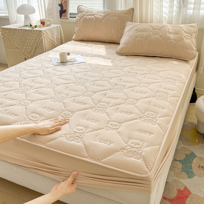 91家纺网 家纺一手货源 找家纺 （总）LIFE.丽芙 2025新款磨毛单件超声波小熊夹棉床笠三件套