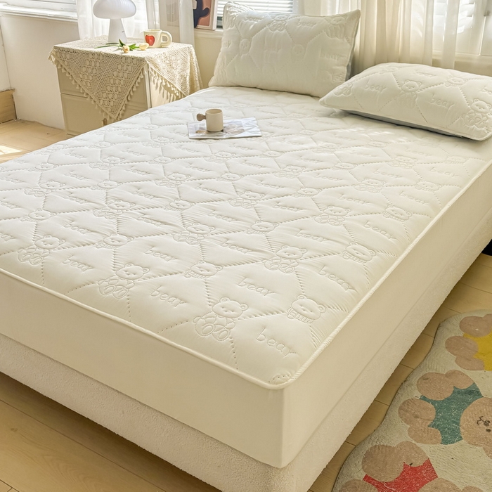 91家纺网 家纺一手货源 找家纺 LIFE.丽芙 2025新款磨毛单件超声波小熊夹棉床笠三件套 小熊夹棉床笠-奶昔白