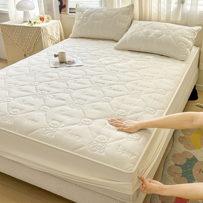 91家纺网 家纺一手货源 找家纺 LIFE.丽芙 2025新款磨毛单件超声波小熊夹棉床笠三件套 小熊夹棉床笠-奶昔白