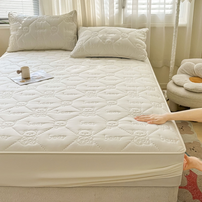 91家纺网 家纺一手货源 找家纺 LIFE.丽芙 2025新款磨毛单件超声波小熊夹棉床笠三件套 小熊夹棉床笠-奶昔白