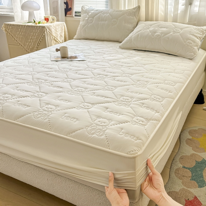 91家纺网 家纺一手货源 找家纺 LIFE.丽芙 2025新款磨毛单件超声波小熊夹棉床笠三件套 小熊夹棉床笠-奶昔白