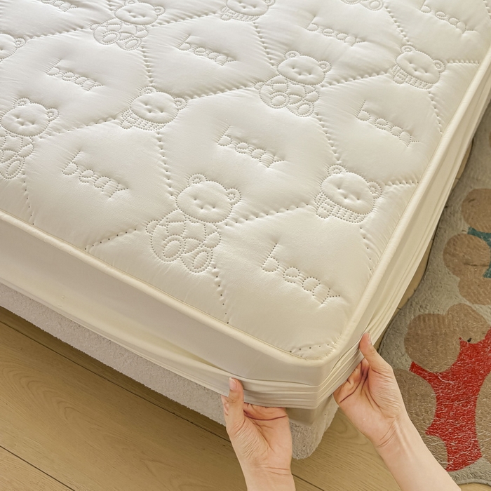 91家纺网 家纺一手货源 找家纺 LIFE.丽芙 2025新款磨毛单件超声波小熊夹棉床笠三件套 小熊夹棉床笠-奶昔白