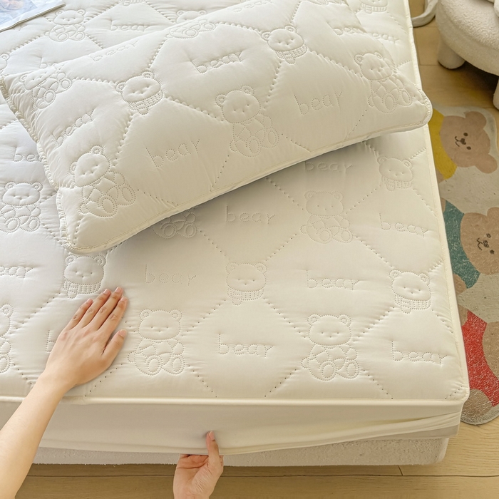 91家纺网 家纺一手货源 找家纺 LIFE.丽芙 2025新款磨毛单件超声波小熊夹棉床笠三件套 小熊夹棉床笠-奶昔白