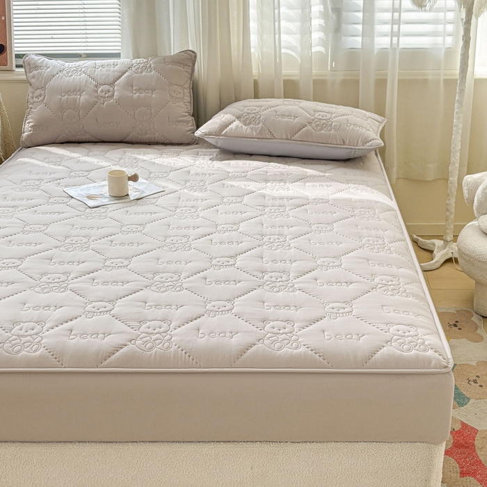 91家纺网 家纺一手货源 找家纺 LIFE.丽芙 2025新款磨毛单件超声波小熊夹棉床笠三件套 小熊夹棉床笠-山灰