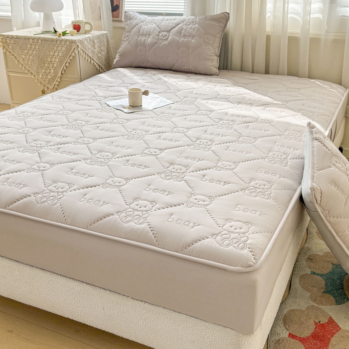 91家纺网 家纺一手货源 找家纺 LIFE.丽芙 2025新款磨毛单件超声波小熊夹棉床笠三件套 小熊夹棉床笠-山灰