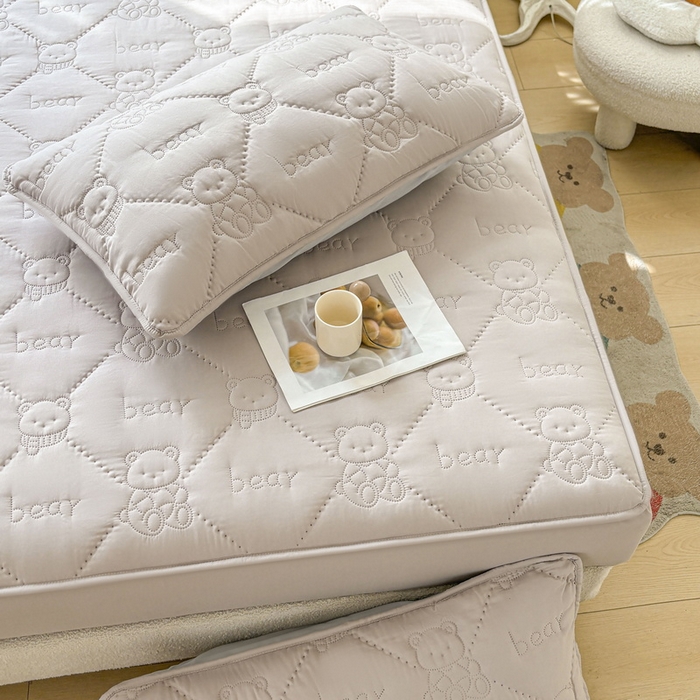 91家纺网 家纺一手货源 找家纺 LIFE.丽芙 2025新款磨毛单件超声波小熊夹棉床笠三件套 小熊夹棉床笠-山灰