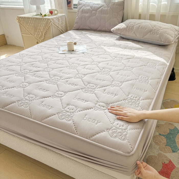 91家纺网 家纺一手货源 找家纺 LIFE.丽芙 2025新款磨毛单件超声波小熊夹棉床笠三件套 小熊夹棉床笠-山灰