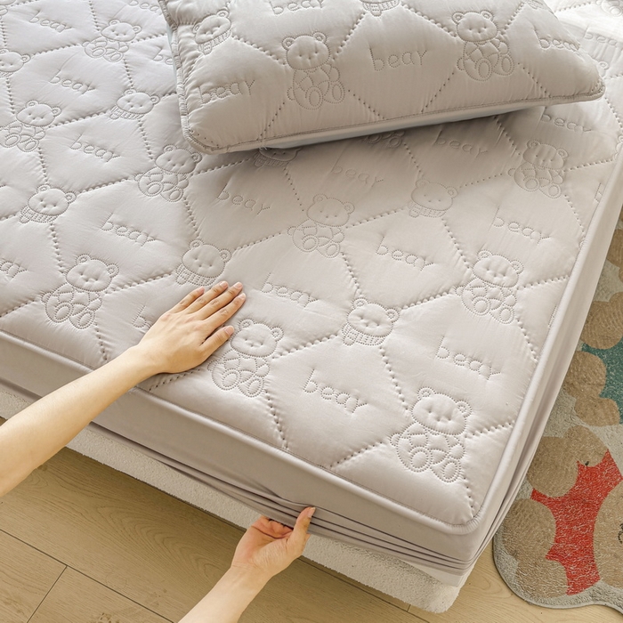 91家纺网 家纺一手货源 找家纺 LIFE.丽芙 2025新款磨毛单件超声波小熊夹棉床笠三件套 小熊夹棉床笠-山灰