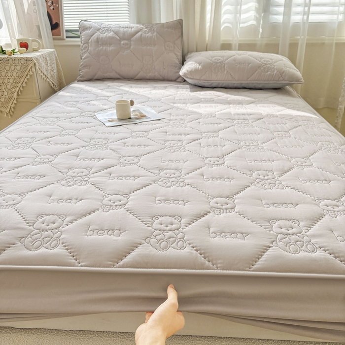 91家纺网 家纺一手货源 找家纺 LIFE.丽芙 2025新款磨毛单件超声波小熊夹棉床笠三件套 小熊夹棉床笠-山灰