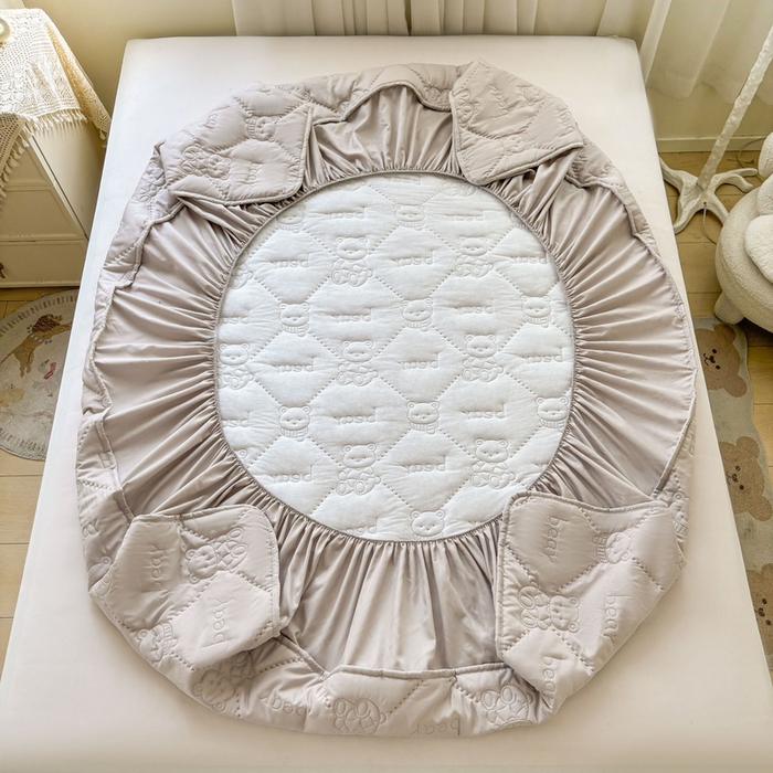 91家纺网 家纺一手货源 找家纺 LIFE.丽芙 2025新款磨毛单件超声波小熊夹棉床笠三件套 小熊夹棉床笠-山灰