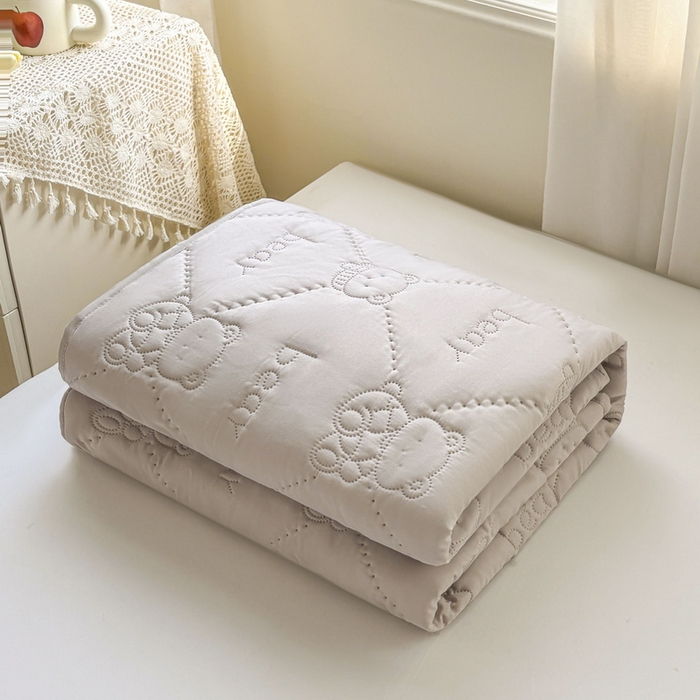 91家纺网 家纺一手货源 找家纺 LIFE.丽芙 2025新款磨毛单件超声波小熊夹棉床笠三件套 小熊夹棉床笠-山灰