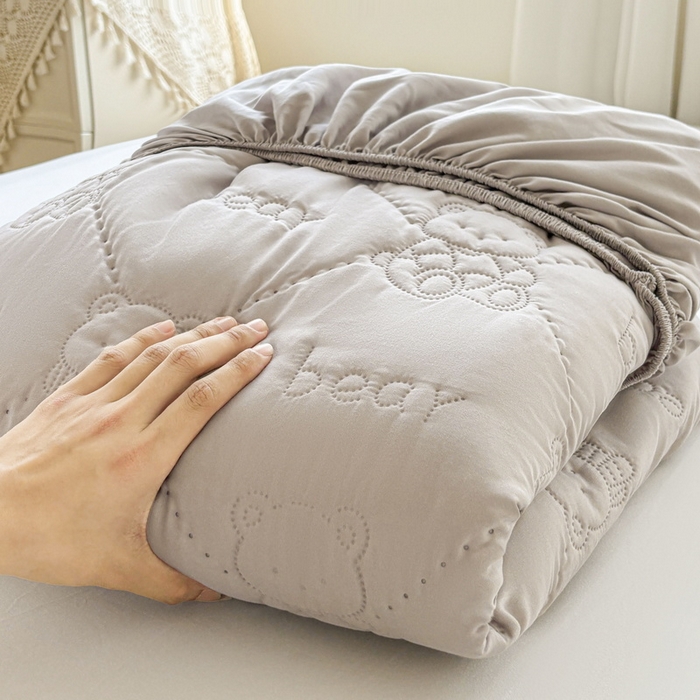 91家纺网 家纺一手货源 找家纺 LIFE.丽芙 2025新款磨毛单件超声波小熊夹棉床笠三件套 小熊夹棉床笠-山灰