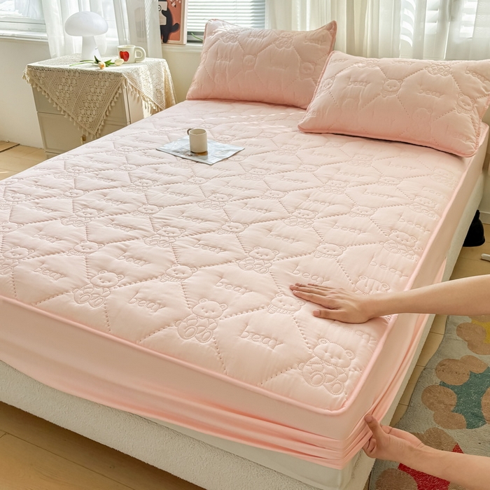 91家纺网 家纺一手货源 找家纺 LIFE.丽芙 2025新款磨毛单件超声波小熊夹棉床笠三件套 小熊夹棉床笠-奶油粉