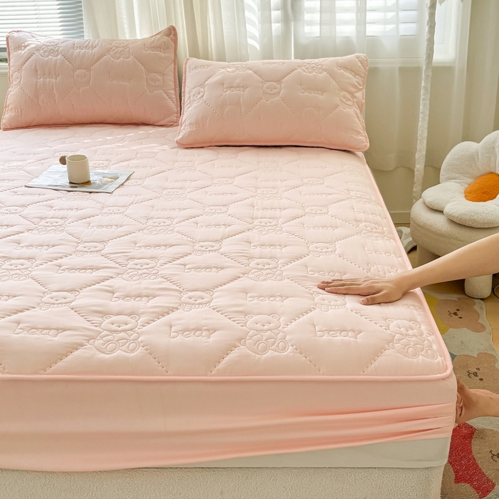 91家纺网 家纺一手货源 找家纺 LIFE.丽芙 2025新款磨毛单件超声波小熊夹棉床笠三件套 小熊夹棉床笠-奶油粉