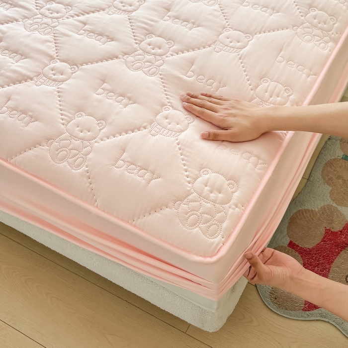 91家纺网 家纺一手货源 找家纺 LIFE.丽芙 2025新款磨毛单件超声波小熊夹棉床笠三件套 小熊夹棉床笠-奶油粉