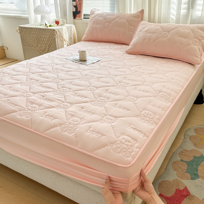 91家纺网 家纺一手货源 找家纺 LIFE.丽芙 2025新款磨毛单件超声波小熊夹棉床笠三件套 小熊夹棉床笠-奶油粉