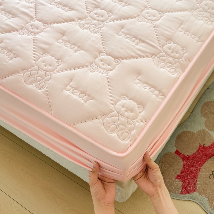 91家纺网 家纺一手货源 找家纺 LIFE.丽芙 2025新款磨毛单件超声波小熊夹棉床笠三件套 小熊夹棉床笠-奶油粉