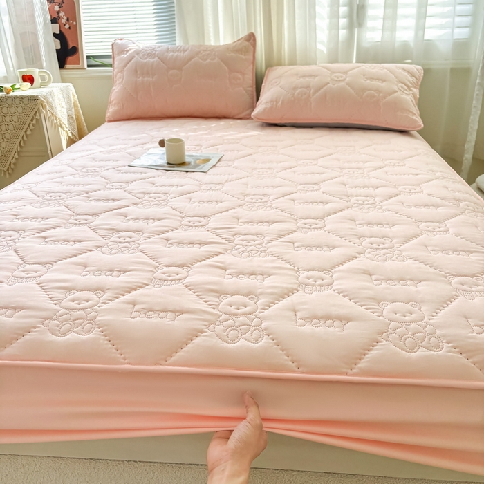 91家纺网 家纺一手货源 找家纺 LIFE.丽芙 2025新款磨毛单件超声波小熊夹棉床笠三件套 小熊夹棉床笠-奶油粉