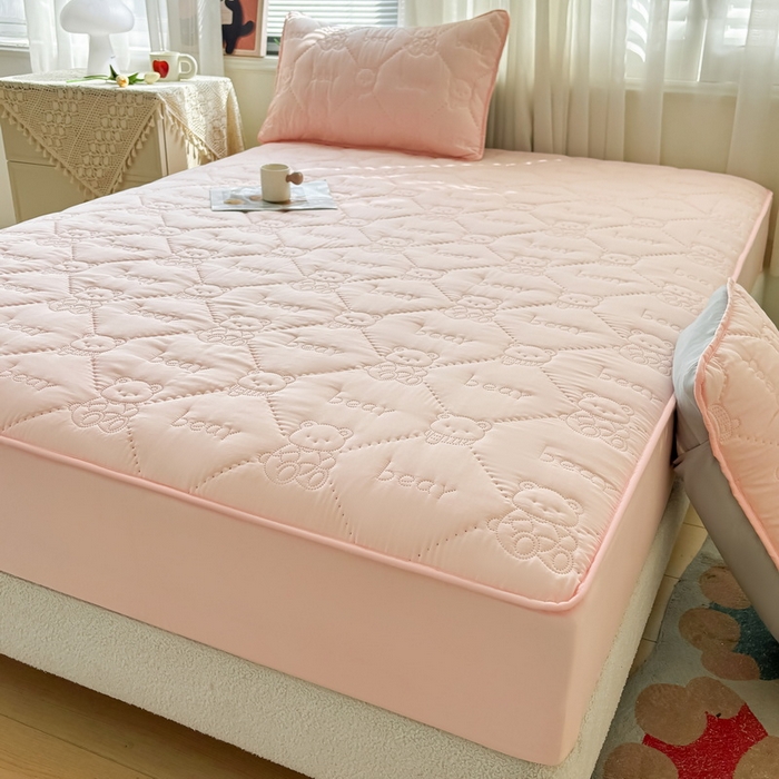 91家纺网 家纺一手货源 找家纺 LIFE.丽芙 2025新款磨毛单件超声波小熊夹棉床笠三件套 小熊夹棉床笠-奶油粉