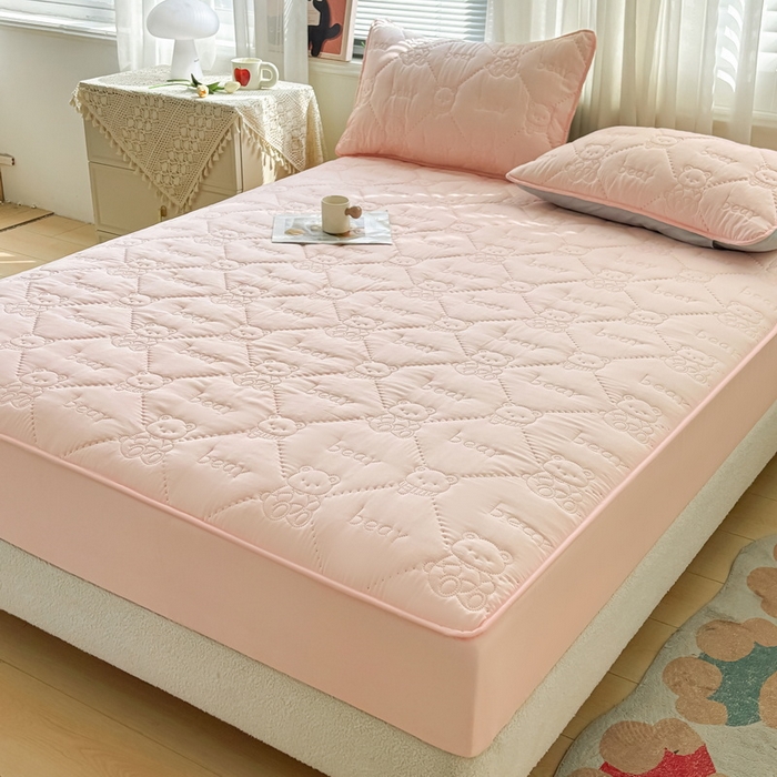 91家纺网 家纺一手货源 找家纺 LIFE.丽芙 2025新款磨毛单件超声波小熊夹棉床笠三件套 小熊夹棉床笠-奶油粉