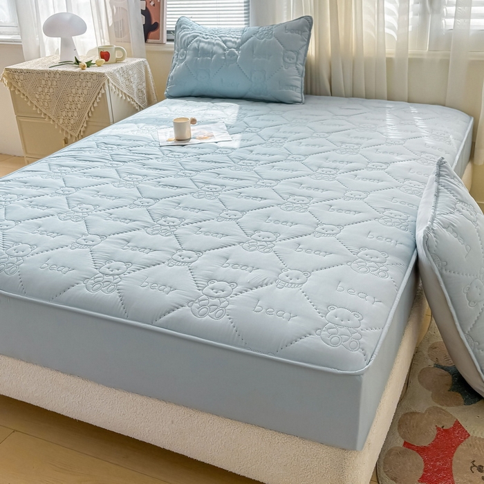 91家纺网 家纺一手货源 找家纺 LIFE.丽芙 2025新款磨毛单件超声波小熊夹棉床笠三件套 小熊夹棉床笠-海青