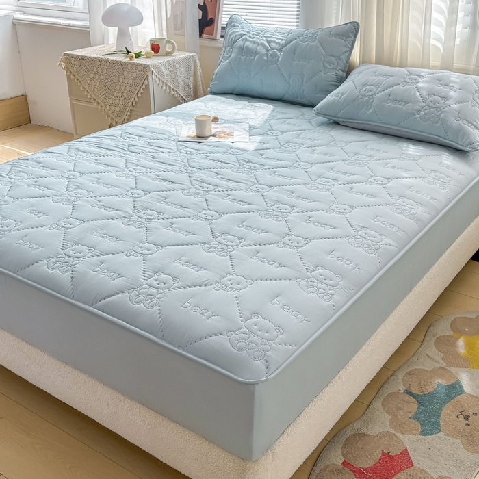 91家纺网 家纺一手货源 找家纺 LIFE.丽芙 2025新款磨毛单件超声波小熊夹棉床笠三件套 小熊夹棉床笠-海青