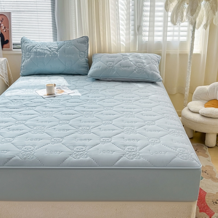 91家纺网 家纺一手货源 找家纺 LIFE.丽芙 2025新款磨毛单件超声波小熊夹棉床笠三件套 小熊夹棉床笠-海青