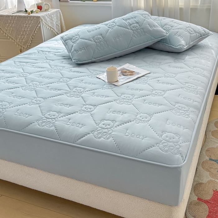 91家纺网 家纺一手货源 找家纺 LIFE.丽芙 2025新款磨毛单件超声波小熊夹棉床笠三件套 小熊夹棉床笠-海青