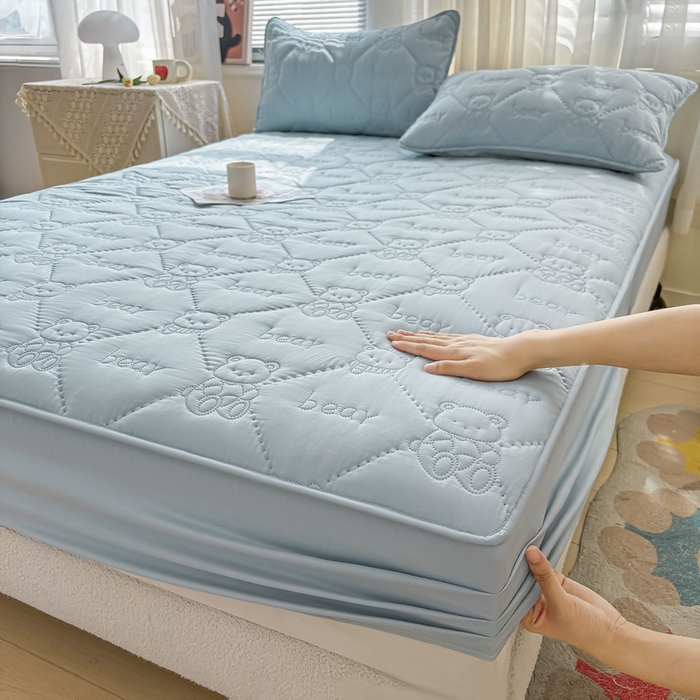 91家纺网 家纺一手货源 找家纺 LIFE.丽芙 2025新款磨毛单件超声波小熊夹棉床笠三件套 小熊夹棉床笠-海青