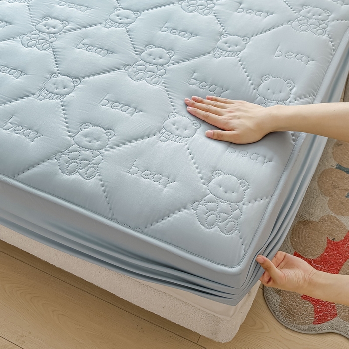 91家纺网 家纺一手货源 找家纺 LIFE.丽芙 2025新款磨毛单件超声波小熊夹棉床笠三件套 小熊夹棉床笠-海青