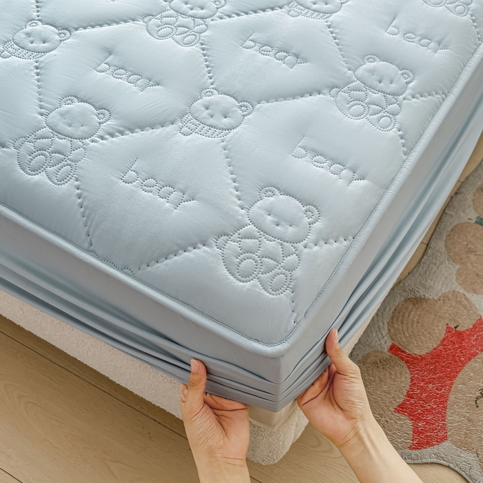 91家纺网 家纺一手货源 找家纺 LIFE.丽芙 2025新款磨毛单件超声波小熊夹棉床笠三件套 小熊夹棉床笠-海青