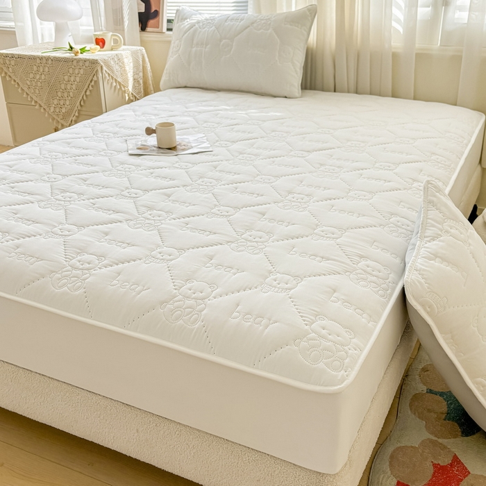 91家纺网 家纺一手货源 找家纺 LIFE.丽芙 2025新款磨毛单件超声波小熊夹棉床笠三件套 小熊夹棉床笠-象牙白