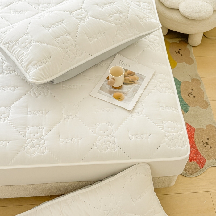 91家纺网 家纺一手货源 找家纺 LIFE.丽芙 2025新款磨毛单件超声波小熊夹棉床笠三件套 小熊夹棉床笠-象牙白