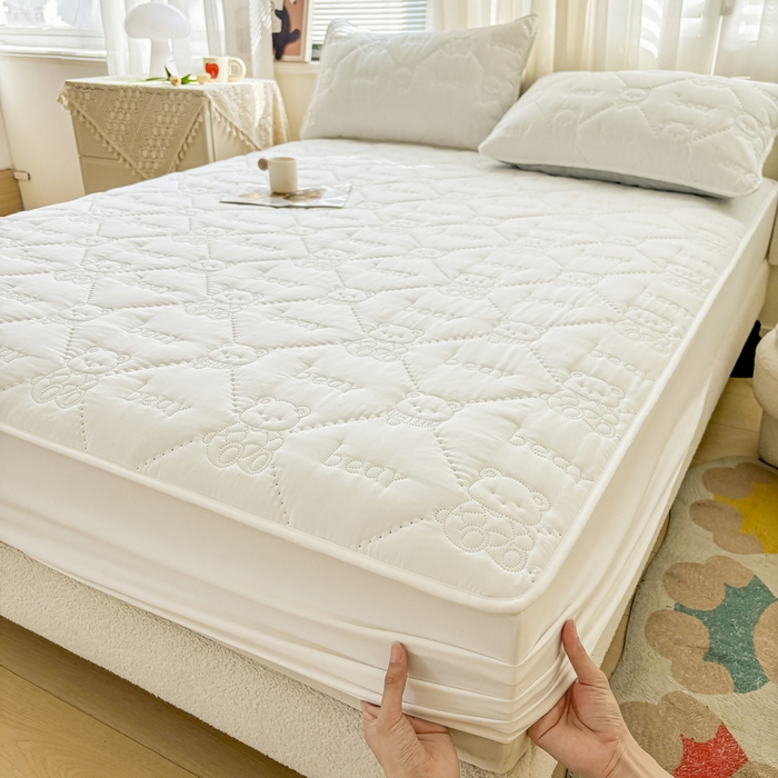 91家纺网 家纺一手货源 找家纺 LIFE.丽芙 2025新款磨毛单件超声波小熊夹棉床笠三件套 小熊夹棉床笠-象牙白