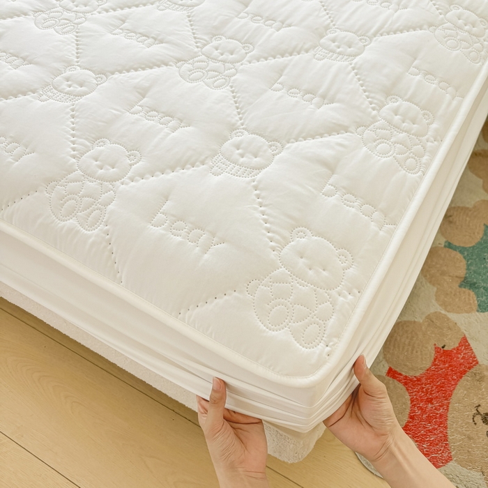 91家纺网 家纺一手货源 找家纺 LIFE.丽芙 2025新款磨毛单件超声波小熊夹棉床笠三件套 小熊夹棉床笠-象牙白