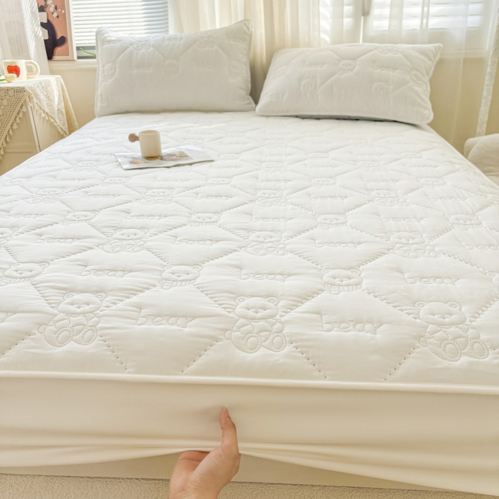 91家纺网 家纺一手货源 找家纺 LIFE.丽芙 2025新款磨毛单件超声波小熊夹棉床笠三件套 小熊夹棉床笠-象牙白